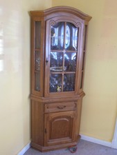 Eck - Vitrine - Schrank, Vollholz, Eiche hell, Wohnzimmer Möbel. ein von zwei