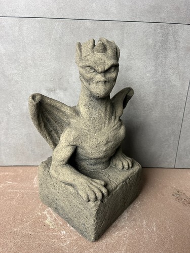 Drache auf sockel gargoyle - drache,