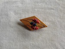 Brosche / Anstecknadel aus Holz mit bunten Perlen, Grundfarbe gelb