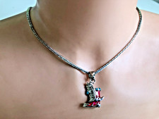 Vintage-Anhänger an einer Kette. Emaillierter Stiefel. Länge: max. 46 cm.