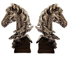 2x Pferdekopf Skulptur auf