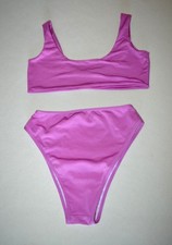 Hoher Beinausschnitt am Glanz