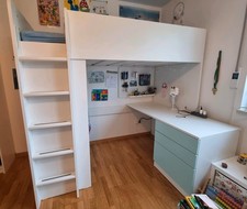 Ikea Hochbett Smastad mit Schreibtisch und intergriertem Kleiderschrank