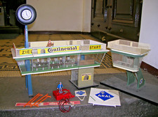 2 orig. Herpa Gebäude Start Ziel Rennleiter Flaggenmännchen 1:132 Carrera Slot