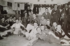 Soldaten feiern ausgelassen in Kaserne Wehrmacht II.Weltkrieg Gruppenfoto Foto