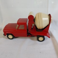 Alter Blech Jeep Betonmischer