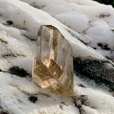 Goldener Rutilquarzt Edelstein