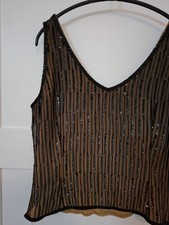 Schwarze Pailletten auf beiger