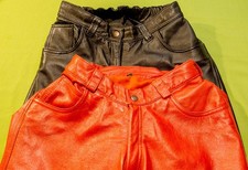 2 Lederhosen schwarz und rot, Grösse 38,  hinten Gummibund, Vintage