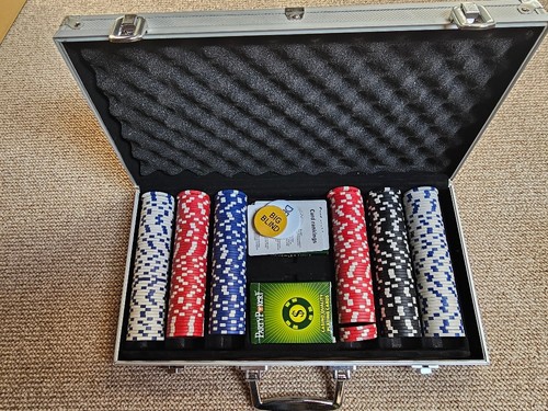 Pokerkoffer mit chips und - mit,