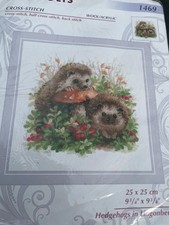 RIOLIS Stickpackung Igel in Lingonbeeren Kreuzstich Stickbild 25x25cm Mehrfarbig