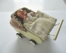 Spielzeug, Puppenwagen mit