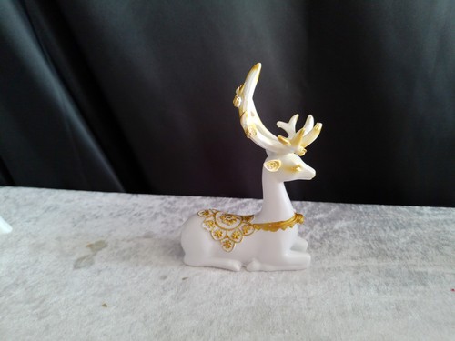 Deko-Figur/neu/Hirsch/liegend/
