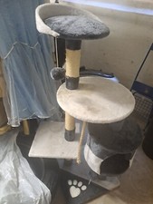 katzenkratzbaum  112cm hoch 70 cm ca. breit, grau weiß