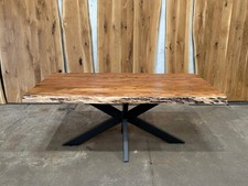 Holztisch aus Akazie |