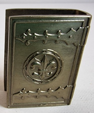 Streichholzschachtelhalter Fleur de Lis Relief Streichholz Etui Buchform Vtg.