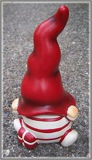 ZWERG MIT ZIPFELMÜTZE ÜBER