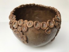 Tontopf mit blattartiger Verzierung glasiert | clay bowl with leaflike ornament