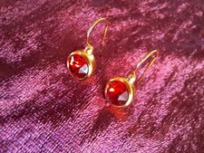 Ohrringe. Handarbeit Goldfarbene Ohrringe mit Rotem Stein. 