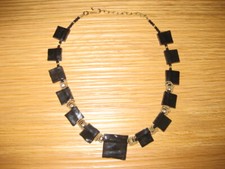 Modeschmuck Kette kurz schwarz-gold handgefertigt