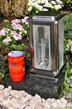 Grablaterne mit Grabkerze von