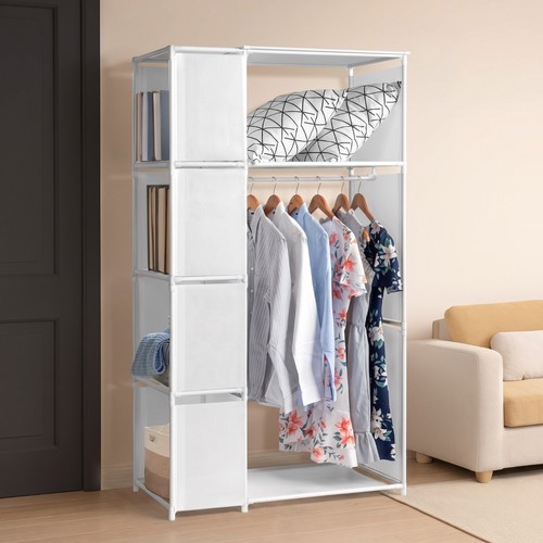 Kleiderschrank offen
