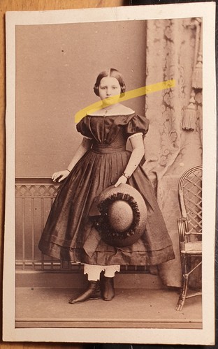 Stehendes mädchen reifrock - im,