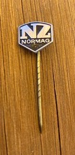 NZ Normag Anstecknadel Pin Abzeichen schwarz lackiert 13x12mm