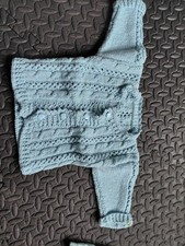 Zwei Mal Strickweste Für