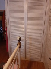 Kleiderschrank mit Kleiderliften vom Schreiner gebaut 