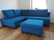 Neuwertiges Ecksofa mit Hocker und Kissen, schöne Farbe, hochwertiger Stoffbezug