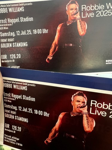 Golden standing für - golden, robbie