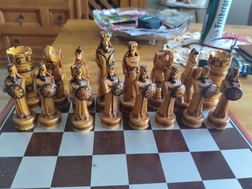 Holz schachspiel mit hand - holz-schachspiel,