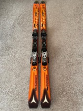 Skiausrüstung (Ski,Stöcke