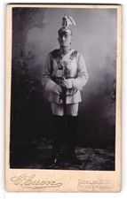 Fotografie Carl Euen, Berlin, Kürassier des Garde-du-Corps mit Paradehelm und K 