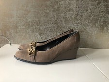 Trendige Pumps Madeleine Keilabsatz Leder Gr. 37 Braun Gold Kette Neu Italy