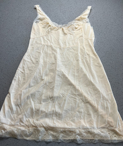 Vtg triumph cream tan lace - tan,