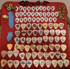 120 Gitarren-Plektren sortiert und 3 Kapodaster