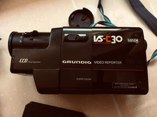 Grundig V S C 30 Cassetten Kamera & Akku-Ladestation , Zustand ÄUSSERLICH schön!