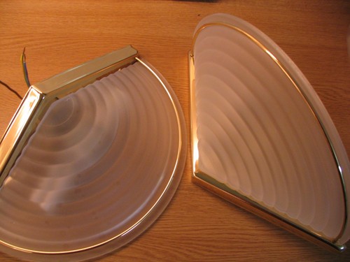 Zwei wandlampen messingrand - -,