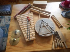 Riesen Konvolut an DDR Kinder Instrumenten aus Holz, Klanghölzer, Triangel....