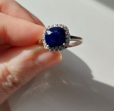 Dunkelblauer Saphir mit