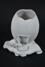 N92V52- Scheibe Alsbach Biskuit Porzellan Vase figurativ Osterei mit Hase 
