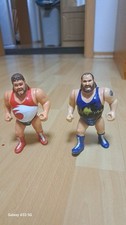Hasbro WWF Wrestling Tag Team Figuren Typhoon + Earthquake Natural Disasters