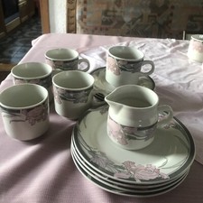 KUN-LUN Kaffeeservice Blütendekor  4 Gedecke mit Zuckerdose Sahnekännchen