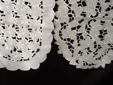 2 Vintage Tischläufer Tischsets Läufer creme Lochstickerei Blumen Stoffdecke