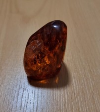 Naturbernstein / 163,5 Karat / groß und dunkler Farbton / 33 x 29 x 47 mm