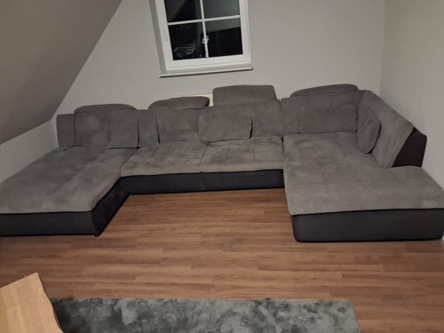Graues sofa mit - graues,