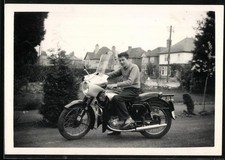 Fotografie Motorrad BSA, Bursche auf Krad sitzend 