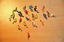 Preiser o. ä. 1:87: 23 Figuren sitzende Personen - gebraucht